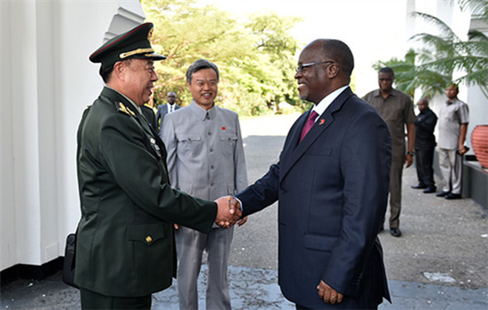 Fan Changlong(L), vice chairman of China's Central Military Commission meets with Tanzanian President John Magufuli(R) in Dar es Salaam, Tanzania on Monday.(Photo/Xinhua)