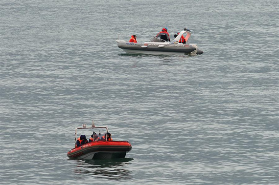 Photo taken on Dec. 25, 2016 shows the rescue operation on the Black Sea coast at the crash site of Russian Defense Ministry's Tu-154 aircraft. Several bodies have been found at the crash site of a missing Russian military Tu-154 aircraft in the Black Sea, Russian media reported Sunday, citing the Defense Ministry press service. (Photo: Xinhua/Sputnik)