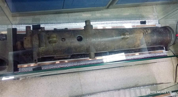 Photo taken in October of 2015 shows a copper Gatling gun. Archaeologists have retrieved more than 200 relics from a shipwreck confirmed to be the Zhiyuan, sunk by the Japanese navy 120 years ago during the Sino-Japanese War.(Photo/Xinhua)