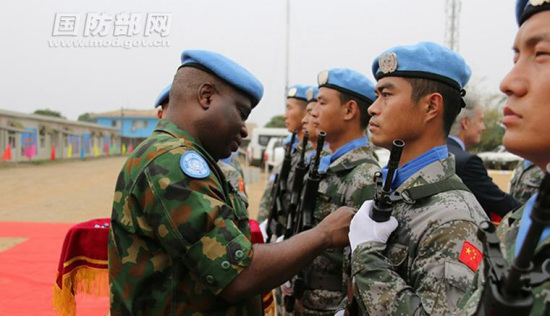 A Chinese peacekeeper assigned to the 19th Chinese peacekeeping detachment to Liberia is presented a UN Peace Medal of Honor at their barracks in Monrovia, capital of Liberia, on Feb. 9, 2017, local time. All the 124 members of the 19th Chinese peacekeeping force to Liberia were awarded the UN peace medals for their excellent performance in Liberia. (mod.gov.cn/ Zou Cungang, Yu Hang)