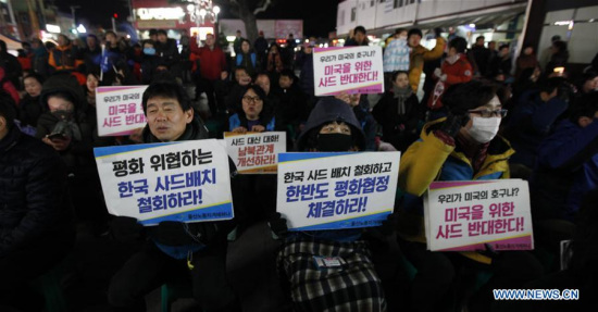 Protesters hold slogans during a rally to oppose the plan to deploy Terminal High Altitude Area Defense (THAAD) in Jimchon-shi, South Korea, March 8, 2017. (Xinhua/Yao Qilin) 