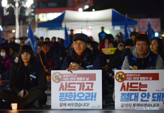 Protestors participate in a candle-lit rally in Gimcheon, North Gyeongsang province, South Korea, March 15, 2017. (Xinhua/Liu Yun)
