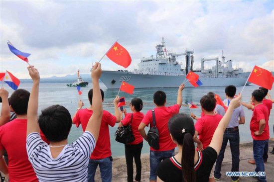 Overseas Chinese see off the Chinese naval fleet at the Port of Davao, the Philippines, May 2, 2017. A Chinese naval fleet on Tuesday left Davao City in southeastern Philippines after a three-day friendly visit. (Xinhua/Shi Kuiji)