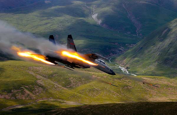 Jiang Jiaji, a Golden Helmet Award-winning pilot of the PLA Air Force, makes a low-altitude precision strike during an exercise. LIU YINGHUA/CHINA DAILY