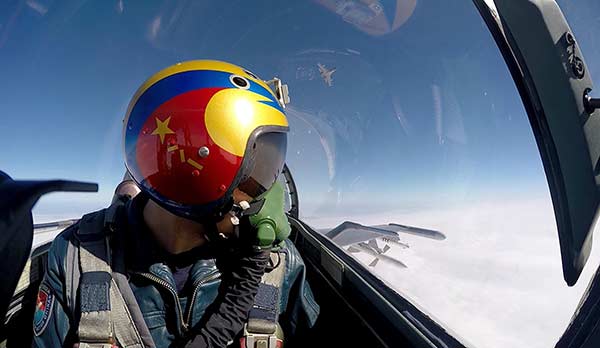 Pilot Jiang Jiaji tries to elude another PLA aircraft during an exercise.LI ZHONGWEI/CHINA DAILY