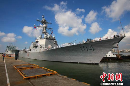 The Arleigh Burke-class guided-missile destroyer USS Sterett (DDG 104), led by Capt. David Bretz, commodore of Destroyer Squadron (DESRON) 31, arrived in Zhanjiang City for a five-day friendly port visit on the morning of June 12. (Photo/China News Service)