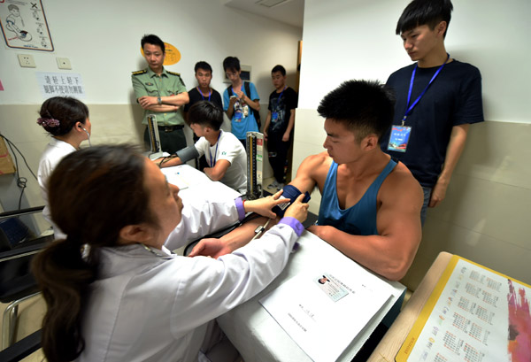 Student undergo military medical checkups in Nanjing, Jiangsu province. (Photo by Dong Rui/For China Daiy)