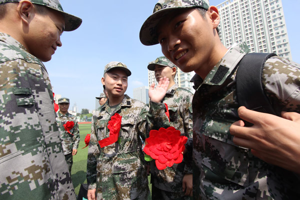 New student recruits in Hefei, Anhui province, chat at a ceremony in their honor. (Provided to China Daily)