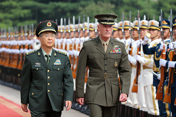 General Fang Fenghui, chief of the People's Liberation Army's Joint Staff Department, holds a welcoming ceremony for his U.S. counterpart, Marine Corps General Joseph Dunford, chairman of the US Joint Chiefs of Staff, in Beijing on Tuesday. WANG ZHUANGFEI/CHINA DAILY