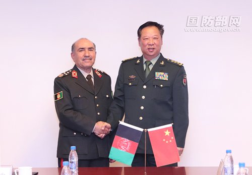 Li Zuocheng (R), the new chief of the Joint Staff Department of the People's Liberation Army (PLA), on Sunday met with his Afghan counterpart Mohammad Sharif Yaftali at the Quadrilateral Counter Terrorism Coordination forum in Dushanbe, Tajikistan. (Photo/mod.gov.cn)