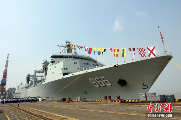 The CNS Hulun Lake, the first in the Type-901 class, which has a hull code of 965, was commissioned for service in the PLA Navy on Friday at Guangzhou Shipyard International Co under China State Shipbuilding Corp. ��Photo/China News Service��