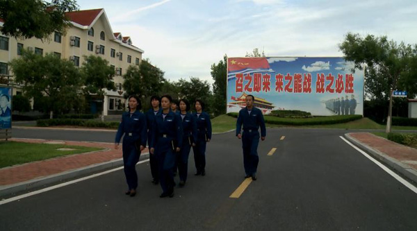 The photo shows the first group of female combat-service personnel at the air force of the Beihai Fleet. (Photo/CCTV)