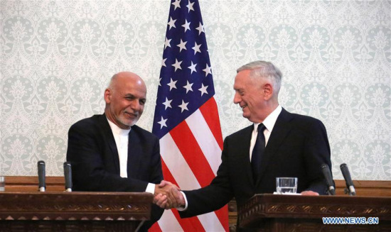 Afghan President Ashraf Ghani (L) shakes hands with visiting U.S. Defense Secretary James Mattis during a joint press conference in Kabul, capital of Afghanistan, Sept. 27, 2017. (Xinhua/Rahmat Alizadah)