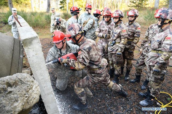 Chinese and American soldiers work together during a drill at Camp Rilea in Seaside of Oregon, northwest United States, Nov. 18, 2017. The Chinese and U.S. militaries were holding the 5th joint drills on humanitarian relief and disaster rescue in Oregon. (Xinhua/Yin Bogu)