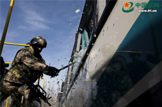 A soldier smashes the windows of a bus during the Sino-Russia joint counter-terror exercises near Yinchuan, capital of Ningxia Hui Autonomous Region. [Photo: 81.cn]
