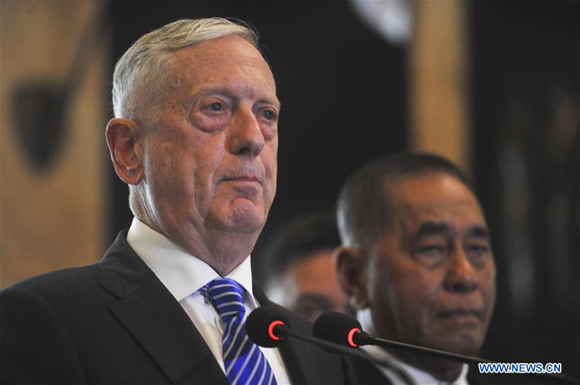 U.S. Defense Secretary James Mattis (L) stands with his Indonesian counterpart Ryamizard Ryacudu during a joint statement in Jakarta, Indonesia, Jan, 23. 2018.(Xinhua/Zulkarnain)