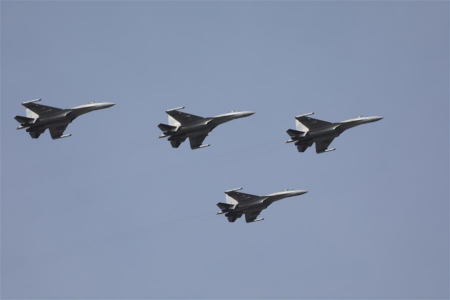 File photo shows Su-35 fighter jets are on a training. (Photo/Xinhua)