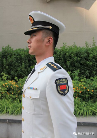 A soldier wears a new brassard for members at Djibouti Logistics Support Base of People's Liberation Army. (Photo/www.81.cn)