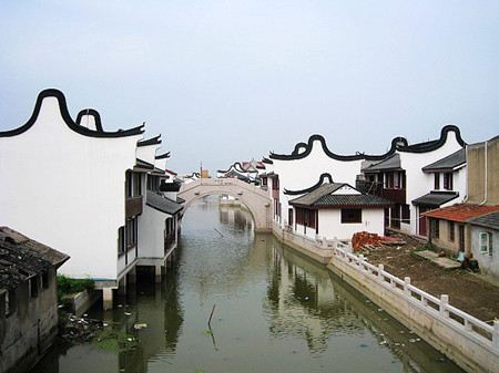 What's even more charming and fascinating is the Hui-style architecture impressed many in the hit kung fu movie ��Crouching Tiger, Hidden Dragon.��