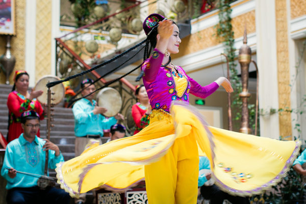 Cultural heritage like traditional songs and dances in the Xinjiang Uygur autonomous region is the focus of a photography project. (Photo provided to China Daily)