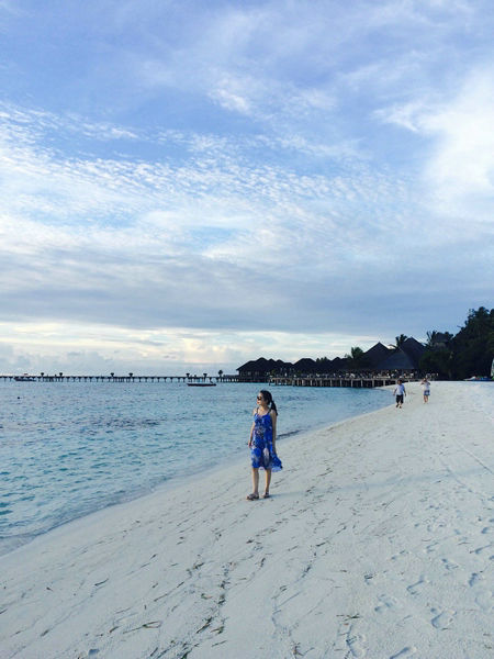 A Chinese visitor at a beach of the Maldives. Surveys find many travelers, especially women, prefer solo trips. (Photo provided to China Daily)