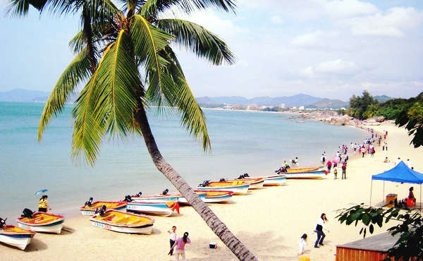 Ting Lan, a white-collar young woman, travels alone to Yangshuo, the Guangxi Zhuang autonomous region; Kaili, Guizhou province; and Sanya, Hainan province. (Photo provided to China Daily)