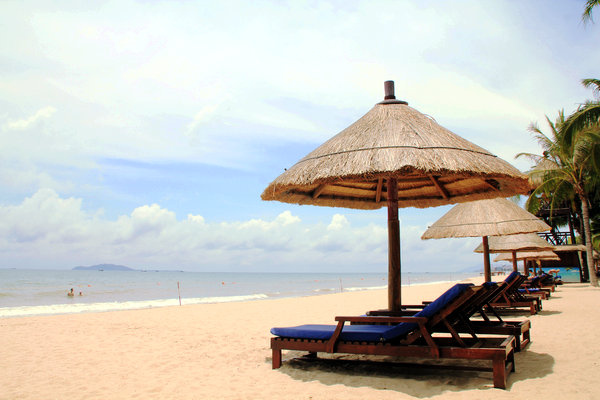 Ting Lan, a white-collar young woman, travels alone to Yangshuo, the Guangxi Zhuang autonomous region; Kaili, Guizhou province; and Sanya, Hainan province. (Photo provided to China Daily)
