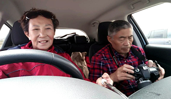 Chen Aiwu(left),a 64-year-old former bus driver, and her 66-year-old husband, Wang Dongsheng,spent 19 days driving around the U.S. west. (CHINA DAILY)
