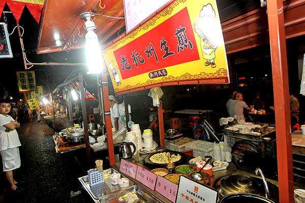 Midnight snacks are provided at Zhongshan South Road Food Street in Hangzhou. (Photo provided to China Daily)