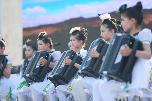 Performers play accordions together in Tacheng prefecture, Xinjiang Uygur autonomous region. (Photo provided to chinadaily.com.cn)