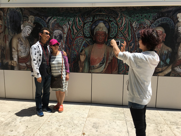 Liu Zichen (left), a Chinese student at a Los Angeles college, and his mother (right) and aunt visit the Getty Center in Los Angeles on their summer vacation. (LIA ZHU / CHINA DAILY)