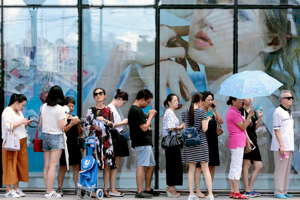 Buyers line up outside a duty free shop which opened in downtown Shanghai, Aug 8, 2016. (Photo by Yin Liqin/for China Daily)
