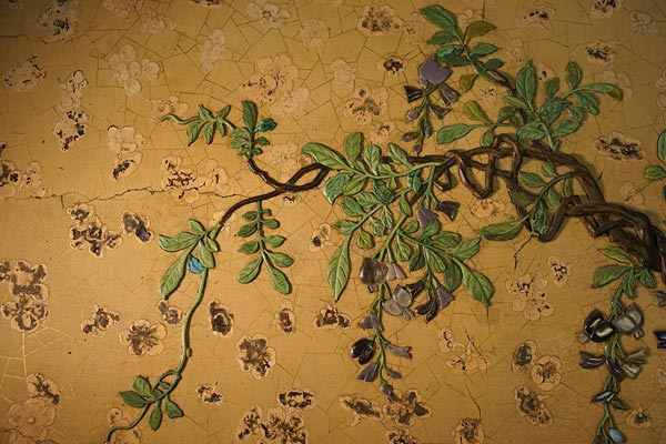 Photo taken to show a delicate pattern on the screens at the Fuwang Chamber. (Photo/Weibo)