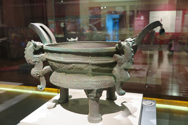 A bronze vessel used in the sacrificial ceremony more than 2,000 years ago will open to visitors in the Jinsha Site Museum in Chengdu, Sichuan province from August 20 to October 31.(Photo by Huang Zhiling/chinadaily.com.cn)