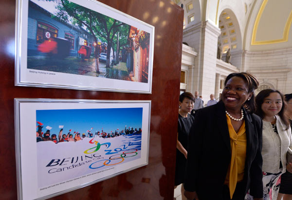 Visitors view pictures at Charming Beijing Photo Exhibition at the main hall of Union Station in Washington DC on Tuesday. The exhibition is to celebrate China-U.S. Tourism Year and to introduce Beijing's tourist attractions to local people. (Photo/Xinhua)