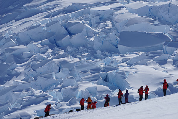 Chinese tourists reach the South Pole during a group trip.(Photo by Liu Yunmin/Liu Debin/Xu Lin/China Daily)