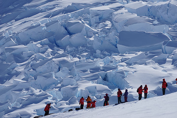 Chinese tourists reach the South Pole during a group trip.(Photo by Liu Yunmin/Liu Debin/Xu Lin/China Daily)