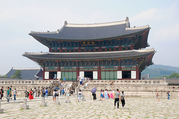 Gyeongbokgung Palace in northern Seoul, South Korea, is a popular destination for Chinese tourists.(Photo by Liu Yunmin/Liu Debin/Xu Lin/China Daily)