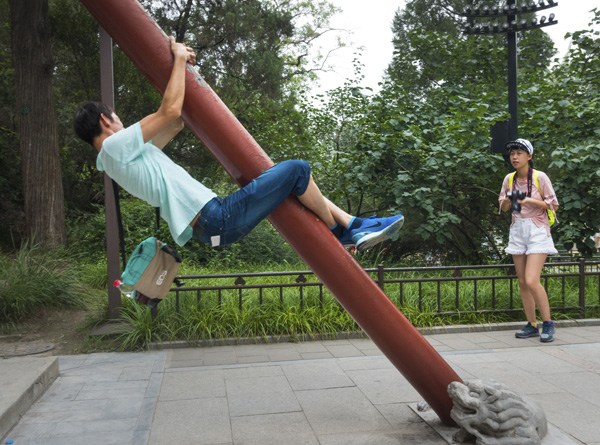 Tourists exhibiting uncivilized behavior in Beijing may be banned from some attractions. (Provided to China Daily)