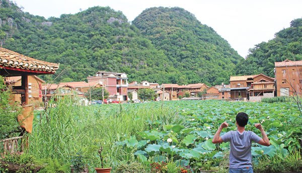A visitor was taking in the view of Xianrendong from a local inn. (Photos by Yang Feiyue / China Daily)