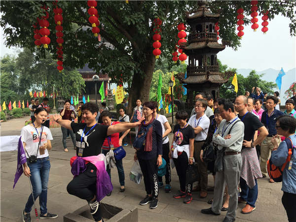 The water town of Suzhou and Chongqing's Fengdu Ghost Town are among the hot tourist destinations during public holidays. (Photo by Yang Feiyue/China Daily)