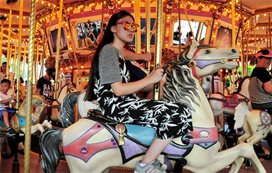 Visitors enjoy rides at Hong Kong Disneyland. The Hong Kong Economic Times said that 60 percent of mainland individual visitors choose Macao and that Hong Kong is no longer their top choice. (Photo/China Daily)
