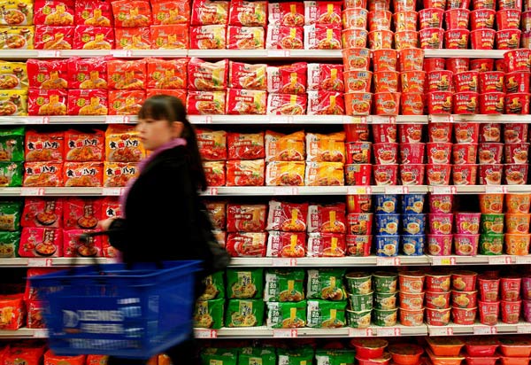 Instant noodles on display at a supermarket in Zhengzhou, capital of Henan province. (Provided to China Daily)