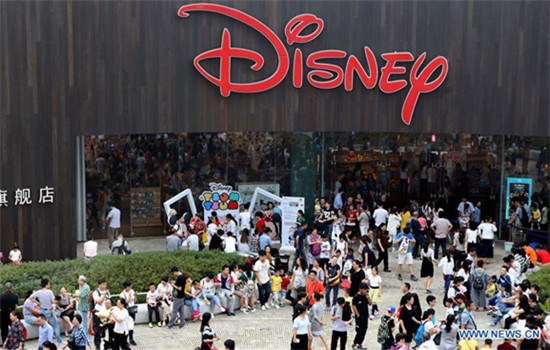 Tourists gather at a Disney store in east China's Shanghai, Oct 3, 2016, the third day of the Chinese National Day holidays. (Photo/Xinhua)