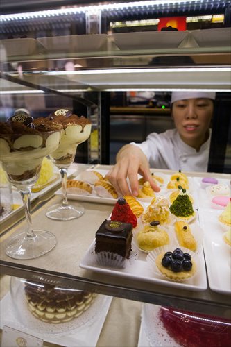 A chef displays desserts at COVA Beijing, an Italian-style dessert restaurant that belongs to French luxury brand Louis Vuitton. (Photo: Li Hao/GT)