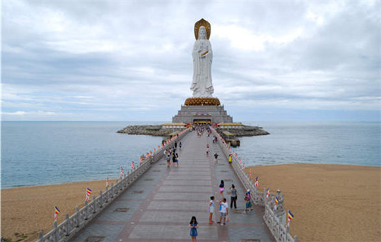 The goddess of mercy statue in the Nanshan seaside area of Sanya. (Photos provided to China Daily)