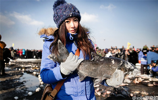 A visitor holds a fish caught at Jingpo Lake in Mudanjiang. (Photo provided to China Daily)