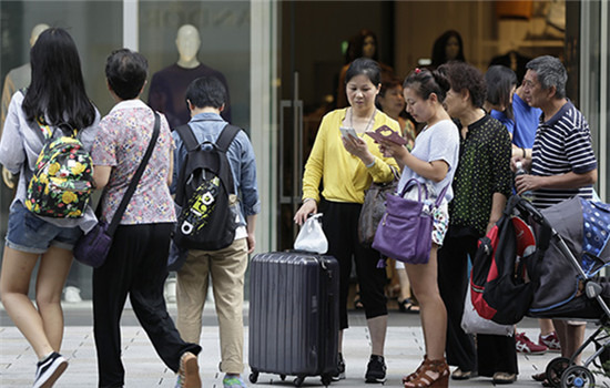 Chinese tourists visit Tokyo's Ginza district for shopping in August. Japan is the second-most popular overseas destination. (Photo provided to China Daily)