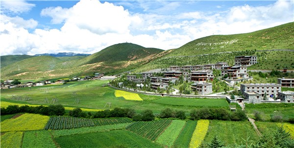 Songtsam hotels with traditional Tibetan architecture in Kena village, Shangri-La, Yunnan province. Countryside tourism has witnessed a boom in Shangri-La's villages. (Photo provided to China Daily)