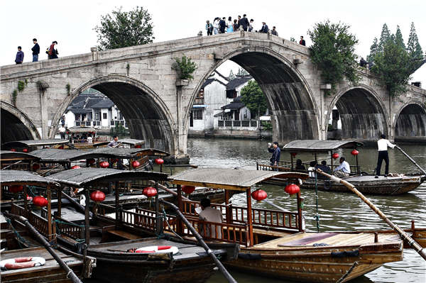 Wooden boats with roofed decks are popular in Wuzhen. (Photo provided to China Daily)